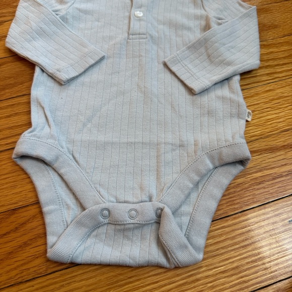 Baby gap size 3 to 6 months, long sleeve gray onesie/122 - Picture 3 of 4